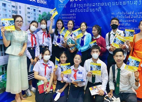 Trường Đại học Hòa Bình tham dự Triển lãm giáo dục đại học Việt Nam tại Lào