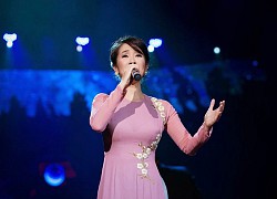 Diva Hồng Nhung giải thích về việc để micro ra xa khi hát: &quot;Loa phường&quot; cũng lo ngại điều này