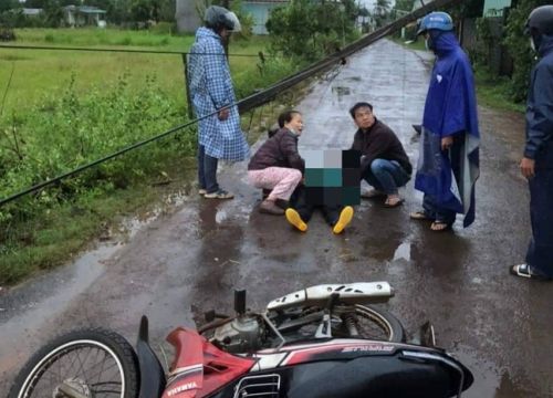 Một phụ nữ tử vong nghi tông cột điện ngã ra đường lúc mưa bão