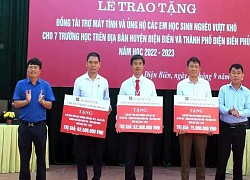 Học sinh 7 trường vùng khó tại Điện Biên nhận học bổng và 'Máy tính cho em'