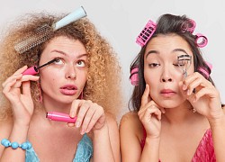 Lý do chúng ta mở miệng khi chuốt mascara