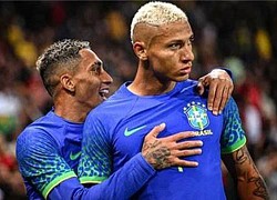 Richarlison bị ném chuối sau khi chọc thủng lưới Tunisia