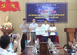 Trao máy tính bảng cho học sinh nghèo ở Điện Biên