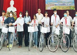 Trao tặng xe đạp cho học sinh mồ côi, khuyết tật tại Hải Hà