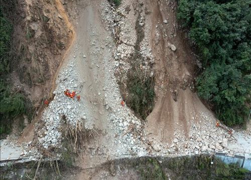 Trung Quốc: Người đàn ông sống sót thần kỳ sau 17 ngày đi lạc trong rừng núi