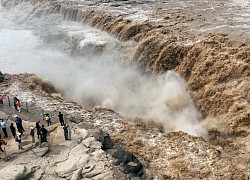 Du khách đổ đi xem thác 'vàng' trên sông Hoàng Hà 'gầm thét' mùa nước lớn