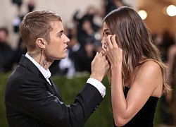 Vợ Justin Bieber bị tấn công bởi fan của Selena Gomez