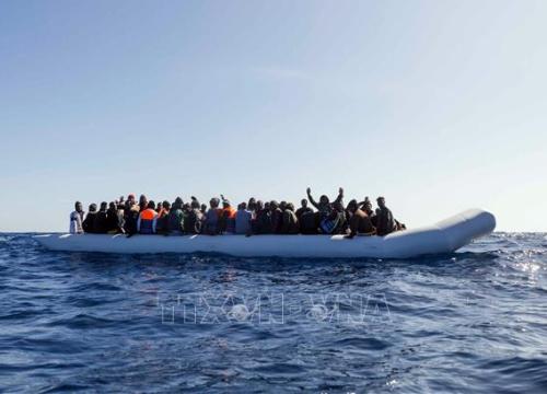 Hàng chục người di cư Liban và Syria trôi dạt trên Địa Trung Hải cầu xin cứu hộ