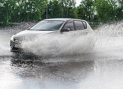 Làm sao để sử dụng ôtô điện vừa tiết kiệm vừa an toàn khi trời mưa lớn?