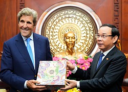 Ông Kerry thăm TP.HCM, dạo sông Sài Gòn và nhận bánh trung thu từ Bí thư Nguyễn Văn Nên