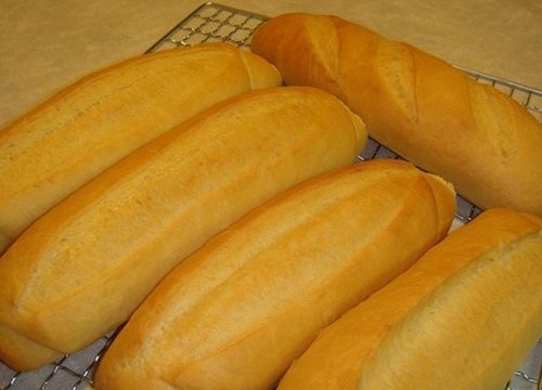 Cách làm bánh mì và nước sốt bánh mì tại nhà