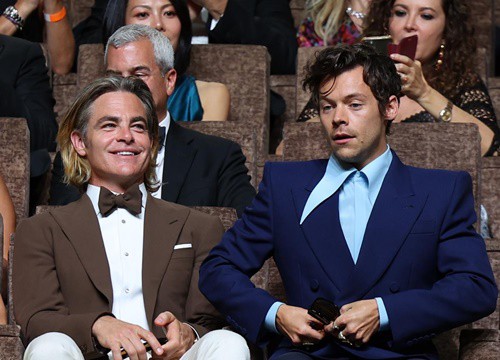 Harry Styles nhổ nước bọt vào Chris Pine tại LHP Venice?