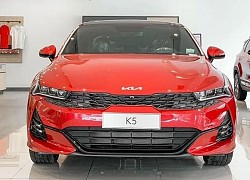 Kia K5 giảm 25 triệu tại đại lý, kỳ vọng "vượt mặt" Toyota Camry