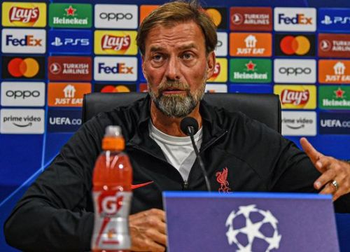 Klopp mắng phóng viên vì câu hỏi 'đáng xấu hổ'