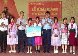 Tặng sách giáo khoa cho học sinh khó khăn tỉnh Hà Giang