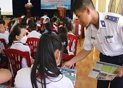 Đoàn thanh niên thị trấn Cát Hải (Hải Phòng) làm quen với Luật Cảnh sát Biển VN