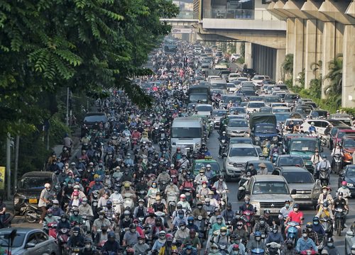 Hà Nội 'tiếp tục thí điểm' phân làn trên đường Nguyễn Trãi dù chưa có chuyển biến