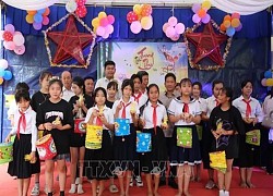 Học sinh trường Tiểu học Khmer-Việt Nam Tân Tiến ở Campuchia vui Tết Trung thu