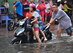 TP.HCM: Đường ngập sâu, kẹt xe không lối thoát sau trận mưa như trút nước