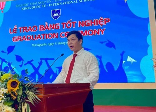 Trao bằng tốt nghiệp năm 2022 cho 71 cử nhân Khoa Quốc tế (ĐH Thái Nguyên)