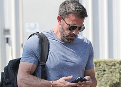 Ben Affleck lộ vẻ mặt đầy lo âu khi xuất hiện một mình ở sân bay sau hôn lễ