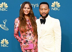 Chrissy Teigen khoe bụng bầu trên thảm đỏ Emmy 2022