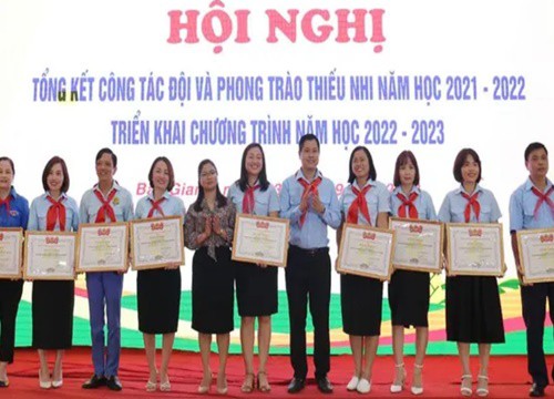 Khen thưởng 73 lượt tập thể và cá nhân về công tác đoàn, đội trường học