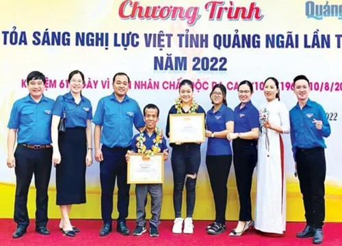 Vầng trăng khuyết tỏa sáng