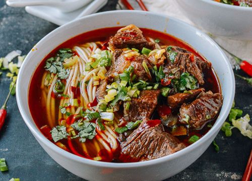 Bún bò sốt vang nóng hổi vào bữa sáng