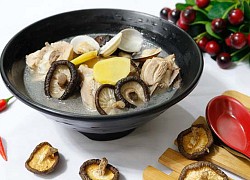 Canh thịt gà nấu nấm hương ngọt thanh, bổ dưỡng cho ngày thu mát mẻ