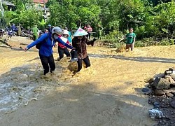 Giáo viên cắm bản trèo đèo, vượt lũ để 'gieo chữ' vùng cao