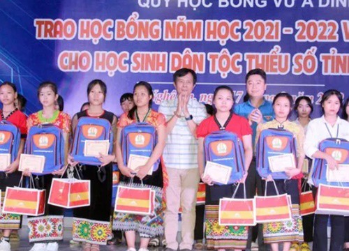 Nguyên Phó Chủ tịch nước trao học bổng Vừ A Dính cho học sinh ở Nghệ An