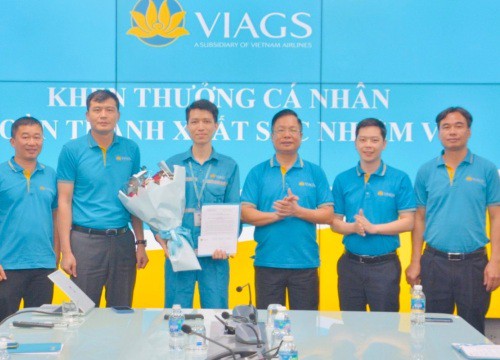 Nhân viên mặt đất trả lại hành khách 2,4 tỷ đồng bỏ quên trên máy bay