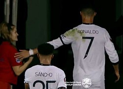 Ronaldo từ chối phũ phàng fan nữ khi người này cố xin chữ ký