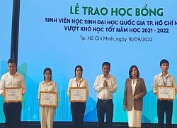 Trao 200 suất học bổng cho sinh viên, học sinh vượt khó, học tốt