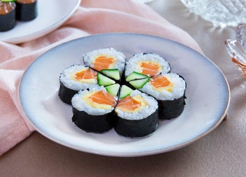 Tuyệt ngon với sushi cá hồi tự làm