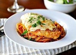 Ăn mì spaghetti với gà nướng phô mai hấp dẫn