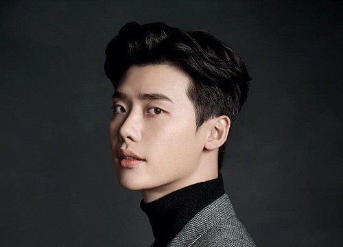 Nếu bạn muốn tìm kiểu tóc thật nam tính, phong cách và lịch lãm giống như nam chính Lee Jong Suk, hãy xem ngay hình ảnh liên quan. Với kiểu tóc \