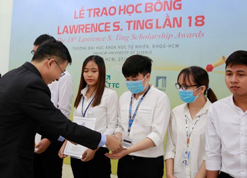 Hơn 8,28 tỉ đồng học bổng tiếp sức học sinh, sinh viên giỏi vượt khó