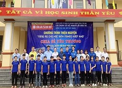 Sơn Nasun tặng áo cho các em học sinh nghèo vượt khó