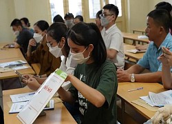 Tân sinh viên bắt đầu đến trường nhập học