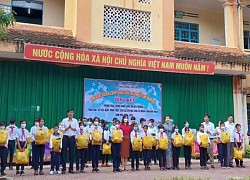 Tặng hơn 1.400 quyển vở, SGK cho học sinh khó khăn