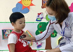 Việc cần làm ngay khi trẻ sốt, nôn, tiêu chảy nghi mắc Adenovirus