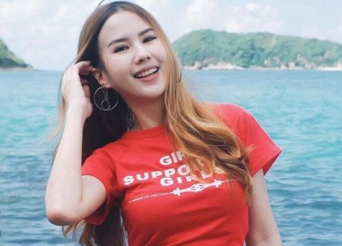 Bạn gái phóng viên thể thao xinh đẹp, quyến rũ của tiền đạo tuyển Thái Lan