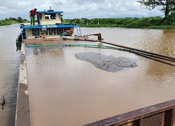 Bắt 6 "cát tặc" cùng sà lan 200 tấn trên kênh Lòng Hồ