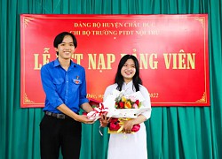 Tổ chức lễ kết nạp đảng viên cho học sinh ưu tú