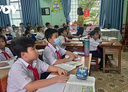 Trường học công quá tải, giáo viên và học sinh lên lớp tại phòng chức năng