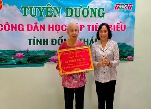 Tuyên dương tinh thần ham học của nhà giáo tốt nghiệp cử nhân ở tuổi 70