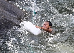 Về Bản Chao - Tú Lệ ngắm những đứa trẻ học bơi trên suối dữ