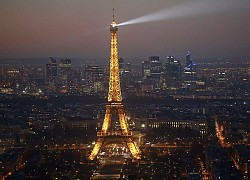 Vì sao tháp Eiffel tắt đèn sớm hơn một giờ?